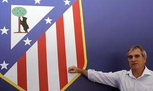 Marcelino señala el escudo del Atlético de Madrid en su visita al Estadio Vicente Calderón