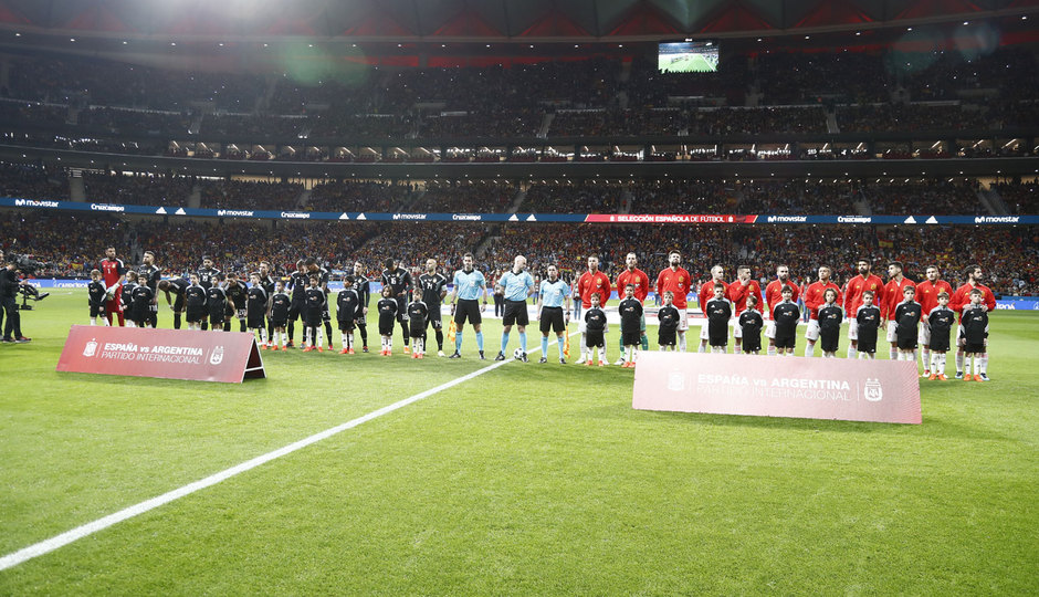 España y Argentina forman antes de comenzar el partido en el Wanda Metropolitano