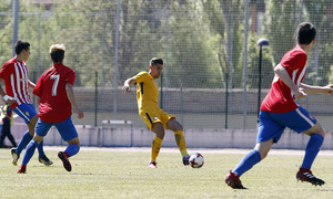 Montero despeja el balón ante la presencia de varios jugadores rivales