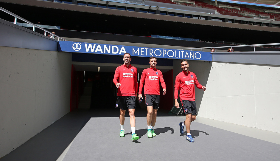 temporada 17/18. Entrenamiento en el Wanda Metropolitano. Koke Gabi y Godín durante el entramiento