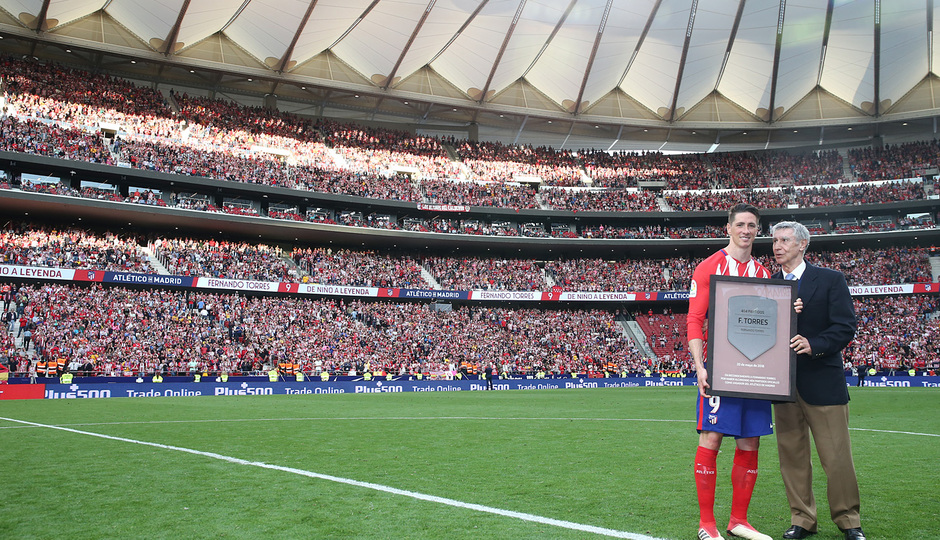 Temp. 17-18 | Atlético de Madrid - Eibar | Homenaje a Torres | Gárate entrega a Torres la placa de 404 partidos