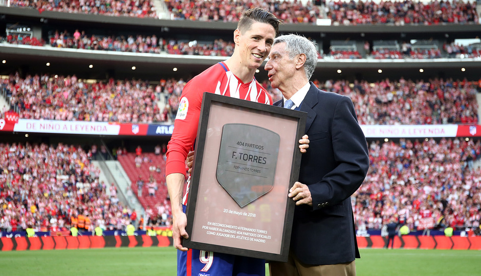 Temp. 17-18 | Atlético de Madrid - Eibar | Homenaje a Torres | Gárate entrega a Torres la placa de 404 partidos