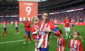 Temp. 17-18 | Atlético de Madrid - Eibar | Homenaje a Torres | Torres saludando a la afición