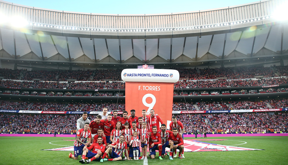Temp. 17-18 | Atlético de Madrid - Eibar | Homenaje a Torres | Torres con sus compañeros