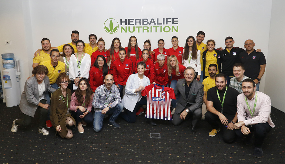 Temp. 17-18 | Atlético de Madrid Femenino | Visita a Herbalife | Foto familia