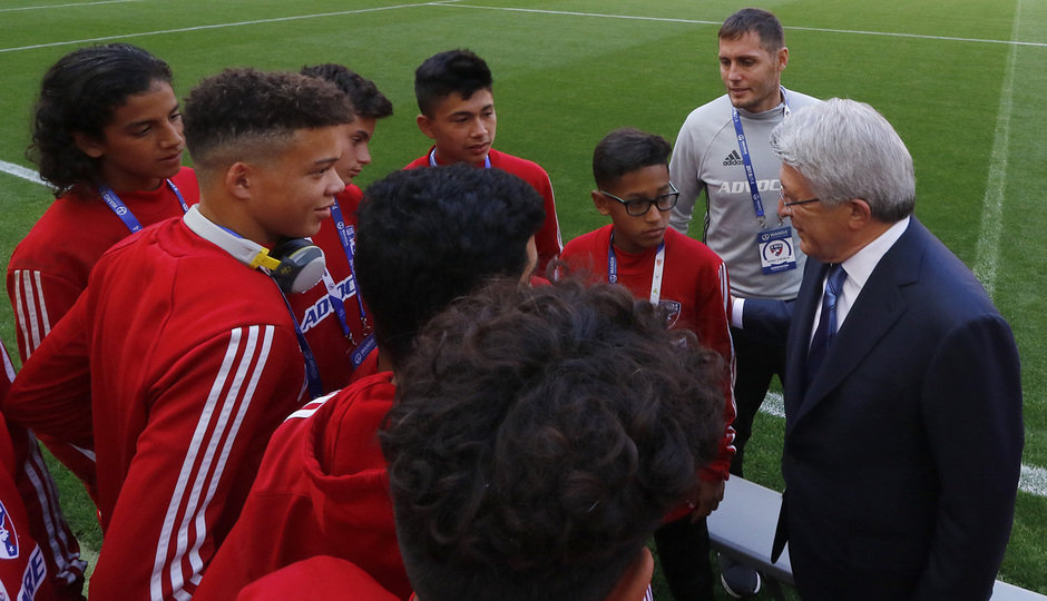 Los equipos de la Wanda Cup visitan el Wanda Metropolitano | Enrique charló con los equipos