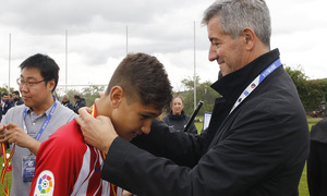 Wanda Football Cup | Entrega de trofeos | Miguel Ángel Gil entregando las medallas al Infantil A