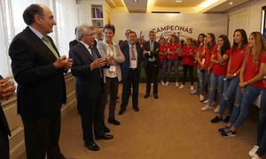 Visita del Atlético Femenino a la sede de Iberdrola | Enrique Cerezo dedicó unas palabras a las jugadoras