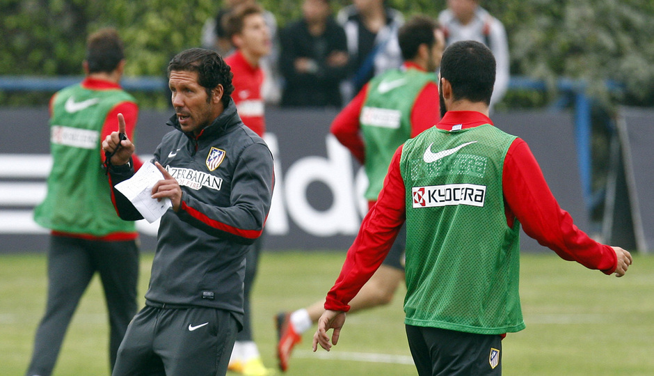 Temporada 13/14. Gira Sudamericana. Equipo entrenando en Perú. Simeone dando órdenes durante el entrenamiento