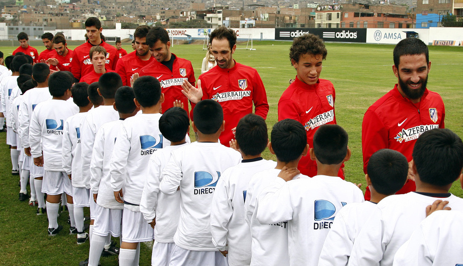 Temporada 13/14. Gira Sudamericana. Clinic con niños peruanos directv jugadores saludando con niños
