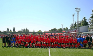 Clinic de verano de la Fundación Atlético de Madrid con varios jugadores