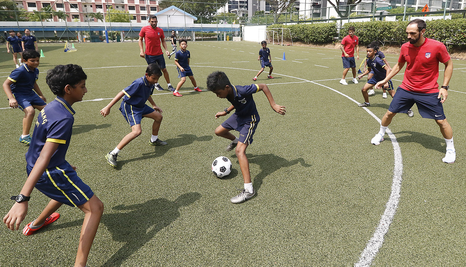 Temporada 18/19 | Visita a una escuela en Singapur | Adán, Olabe y Juanfran jugaron con los alumnos