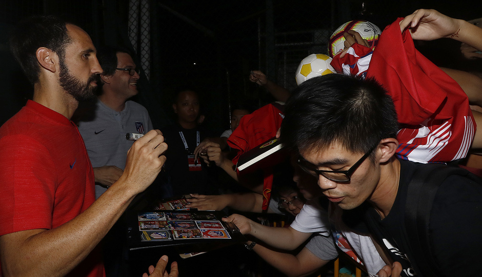 Temporada 18/19 | Entrenamiento en Singapur | Juanfran firmó autógrafos al finalizar el entrenamiento