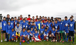 Temporada 13/14. Gira sudamericana. Clinic en Uruguay. Varios jugadores posando con los niños para la foto