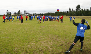 Temporada 13/14. Gira sudamericana. Clinic en Uruguay. Varios jugadores realizan ejercicios con un grupo de niños