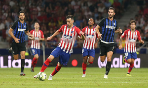 temporada 18/19. Partido Atlético de Madrid Inter de Milán. Internacional Champions Cup. Kalinic con el balón durante el partido