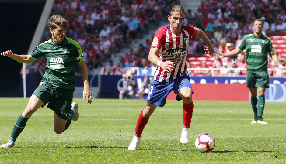 Temporada 2018/2019. Atlético de Madrid vs SD Eibar. Filipe controlando.