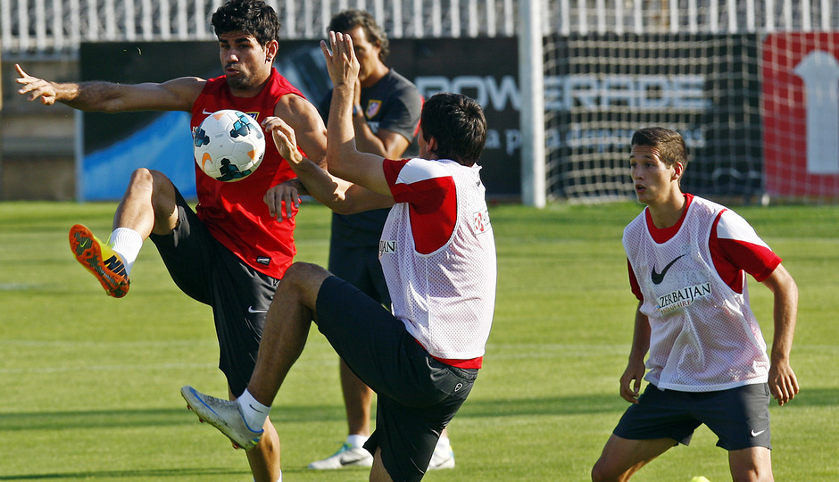 Diego Costa pelea por un balón con Cabrera