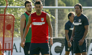 Temporada 13/14. Villa y Gabi reciben órdenes de Simeone en un entrenamiento en Majadahonda