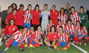 Temporada 2013-2014. Las jugadoras posan con el trofeo de campeonas en Friol