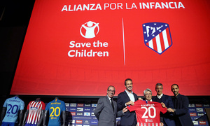 Temp. 18-19 | Acto en el Wanda Metropolitano presentación del acuerdo Save The Children | Foto de familia