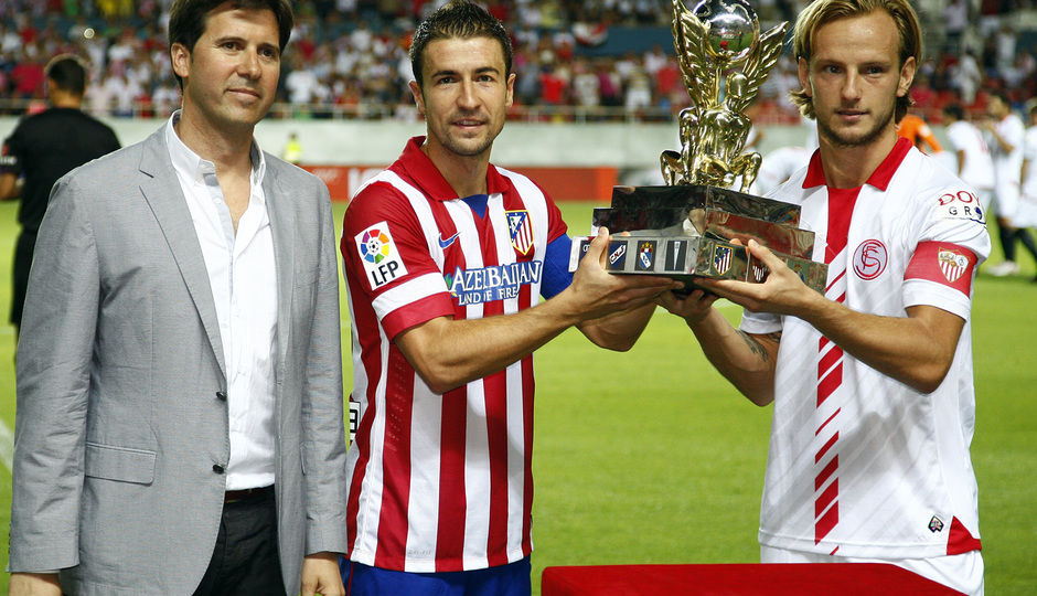 Temporada 13/14 Sevilla-Atlético de Madrid Gabi y Rakitic mostrando el trofeo de la Copa Euroamericana