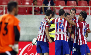Temporada 13/14 Sevilla-Atlético de Madrid Celebrando el gol de Cristian Rodríguez