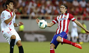 Temporada 13/14 Sevilla-Atlético de Madrid Filipe Luis despejando la pelota