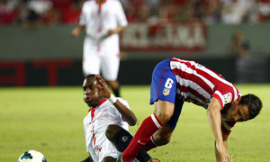 Temporada 13/14 Sevilla-Atlético de Madrid Koke luchando el esférico