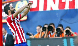 Temporada 2013/2014 Atlético de Madrid - Rayo Vallecano Arda Turan celebrando el gol con la grada