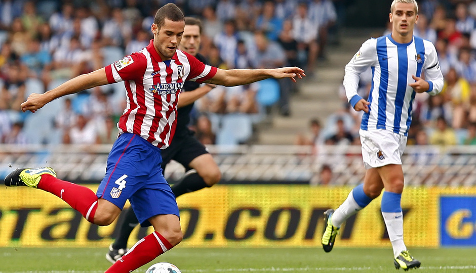 Temporada 2013/2014 Real Sociedad - Atlético de Madrid Mario Suárez lanzando el balón