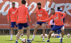 Entrenamiento en la Ciudad deportiva Wanda Atlético de Madrid 19_03_2019. Jugadores haciendo un rondo.