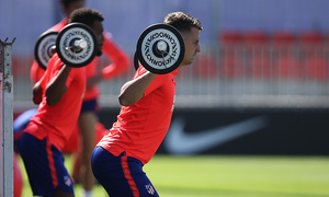 Temporada 18/19. Entrenamiento en la ciudad deportiva Wanda. Arias y Lemar durante el entrenamiento.