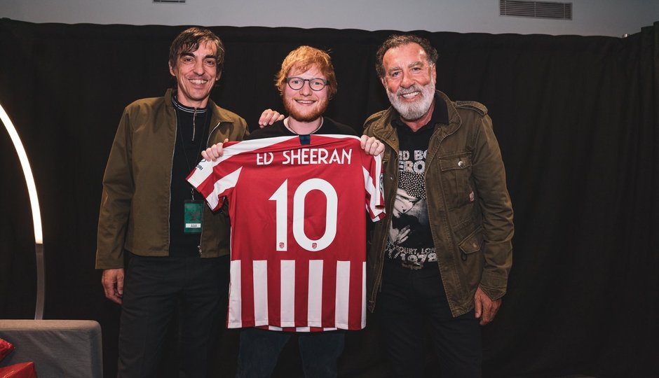 Concierto de Ed Sheeran. 2019. Wanda Metropolitano. Ed Sheeran con la camiseta del Atlético. Rojiblanca.