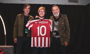 Concierto de Ed Sheeran. 2019. Wanda Metropolitano. Ed Sheeran con la camiseta del Atlético. Rojiblanca.