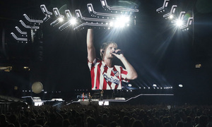 Concierto de Muse en el Wanda Metropolitano | Dominic con la camiseta del Atlético