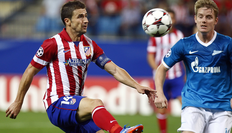 Temporada 2013/2014 Atlético de Madrid - Zenit Gabi controlando la pelota
