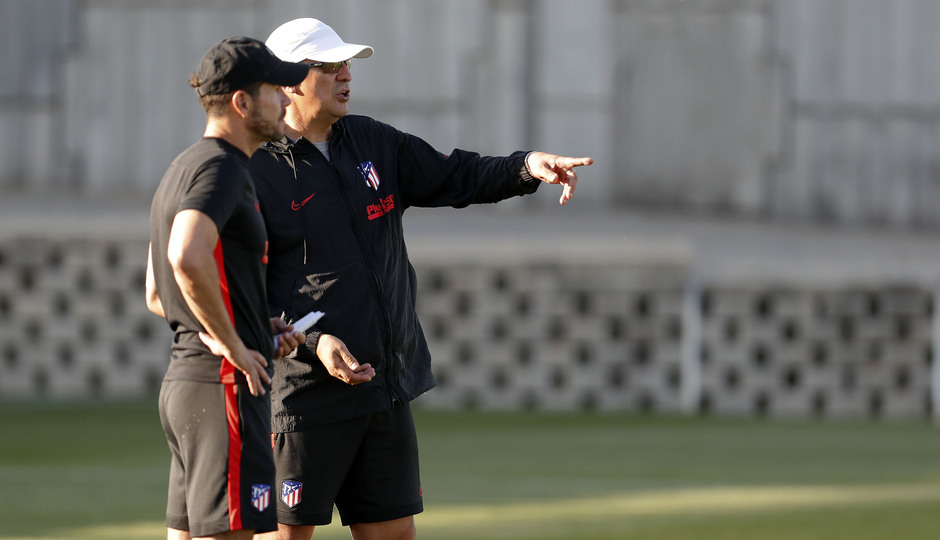 Entrenamiento en la Ciudad deportiva Wanda Atlético de Madrid 04-09-2019. Simeone y Germán Burgos.