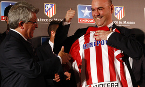 Temporada 13/14. Firma de acuerdo entre Atlético de Madrid y Kinépolis. Cerezo entregandole la camiseta al director de kinépolis