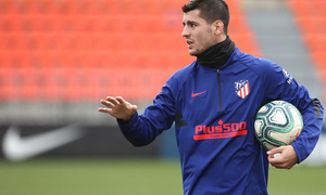 Temporada 19/20. Entrenamiento en la ciudad deportiva Wanda. Morata realizando ejercicios durante el entrenamiento