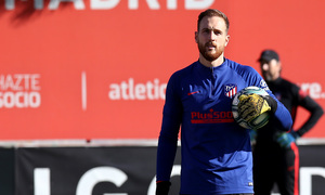 Temporada 19/20. Entrenamiento en la ciudad deportiva Wanda. Oblak realizando ejercicios durante el entrenamiento