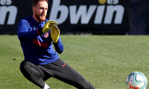 Temporada 19/20. Entrenamiento en la ciudad deportiva Wanda. Oblak realizando ejercicios durante el entrenamiento