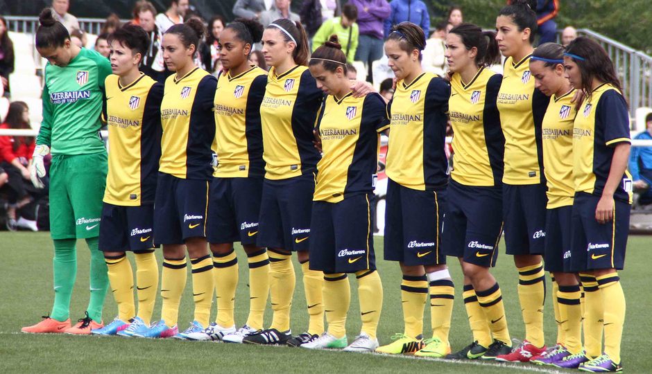 Temporada 2013-2014. Las jugadoras del Féminas durante el minuto de silencio