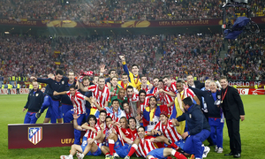 Temporada 11/12. Final Europa League. Todo el equipo posando con la copa de la Uefa en Estadio de Estambul en el césped