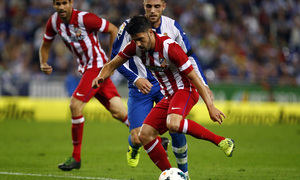 David Villa controlando el balón durante el partido ante el Espanyol