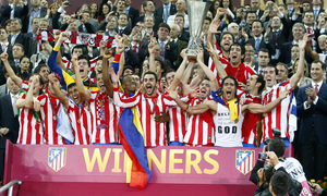 Temporada 11/12. Final Europa League. Todo el equipo posando con la copa de la Uefa en Estadio de Estambul en el palco