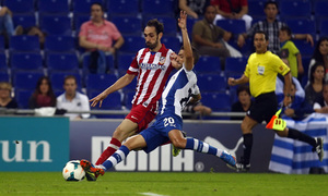 Juanfran conduce el balón ante la entrada de un jugador del Espanyol