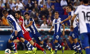 Adrián conduce el balón rodeado de jugadores del Espanyol