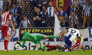 Courtois realiza una parada tras un disparo de un jugador del Espanyol