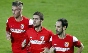 Temporada 13/14. Entrenamiento. Equipo entrenando en Majadahonda.Juanfran Gabi y Alderweireld durante el entrenamiento
